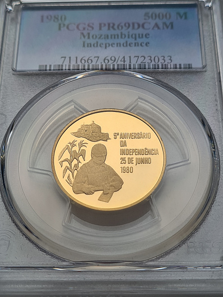 картинка Мозамбик. 5000 Метика 1980 г. Золото 17.279 г*0.900 0.5 oz. СЛАБ PCGS PR69DCAM! от магазина Одежда+ 3