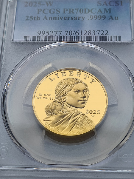 картинка США. 1 Доллар 2025 г. Золото. 15.55 г*0.9999 0.5 oz. Сакагавея! Пруф! СЛАБ NGC PF 70 ULTRA CAMEO! от магазина Одежда+ 3